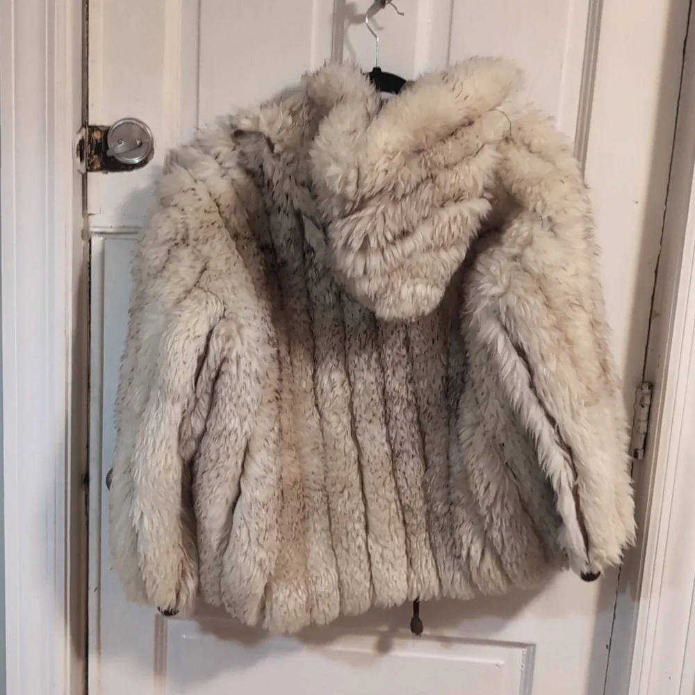 Elegant Cream Feathered Lamb Fur Jacket - Picture 3 of 5